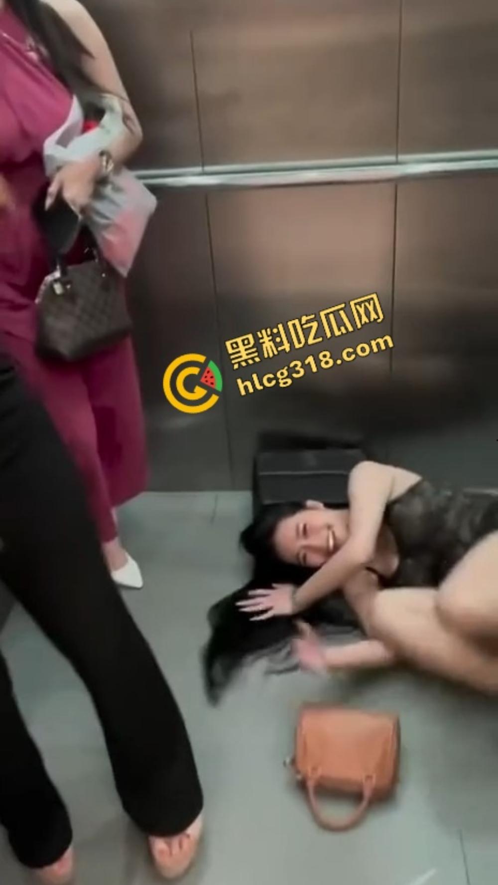 骚逼占电梯现场，喝点马尿就发疯，齐逼短裙倒立露底，这骚操作谁看谁服！-4