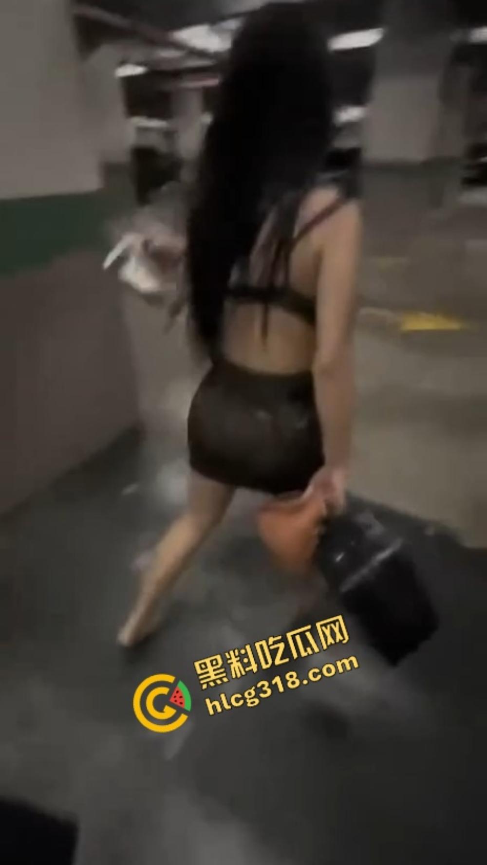 骚逼占电梯现场，喝点马尿就发疯，齐逼短裙倒立露底，这骚操作谁看谁服！-9
