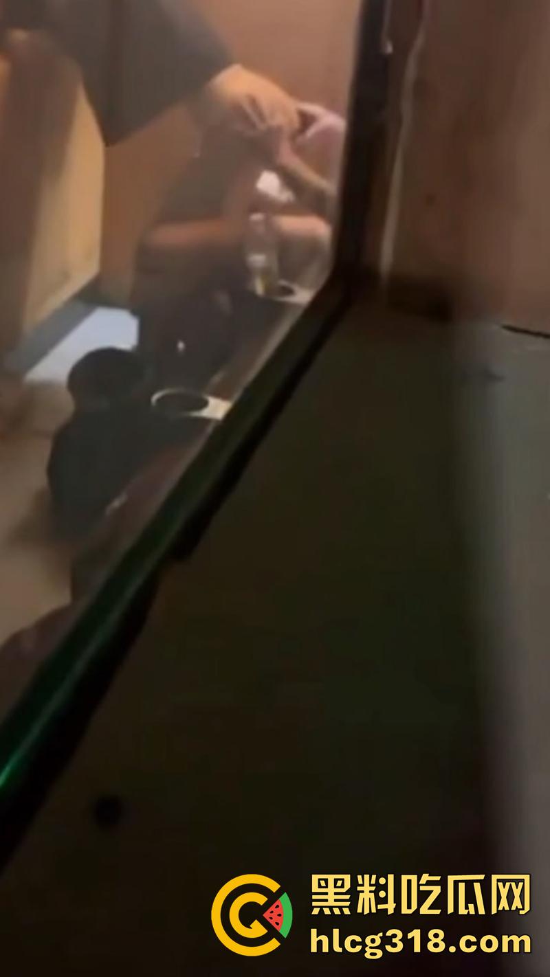 电影院假期工情侣打工，发现女友竟偷情主管，趁影厅没人激情后入，拍下证据在学校曝光！-2