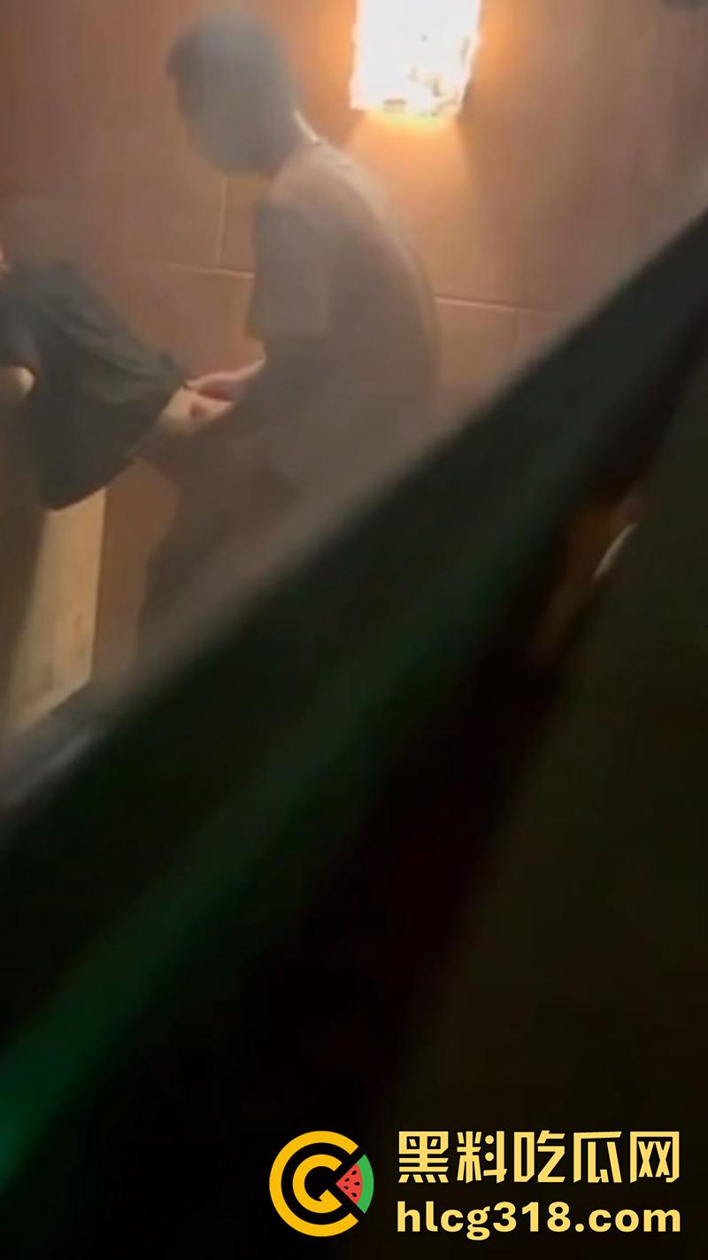 电影院假期工情侣打工，发现女友竟偷情主管，趁影厅没人激情后入，拍下证据在学校曝光！-7