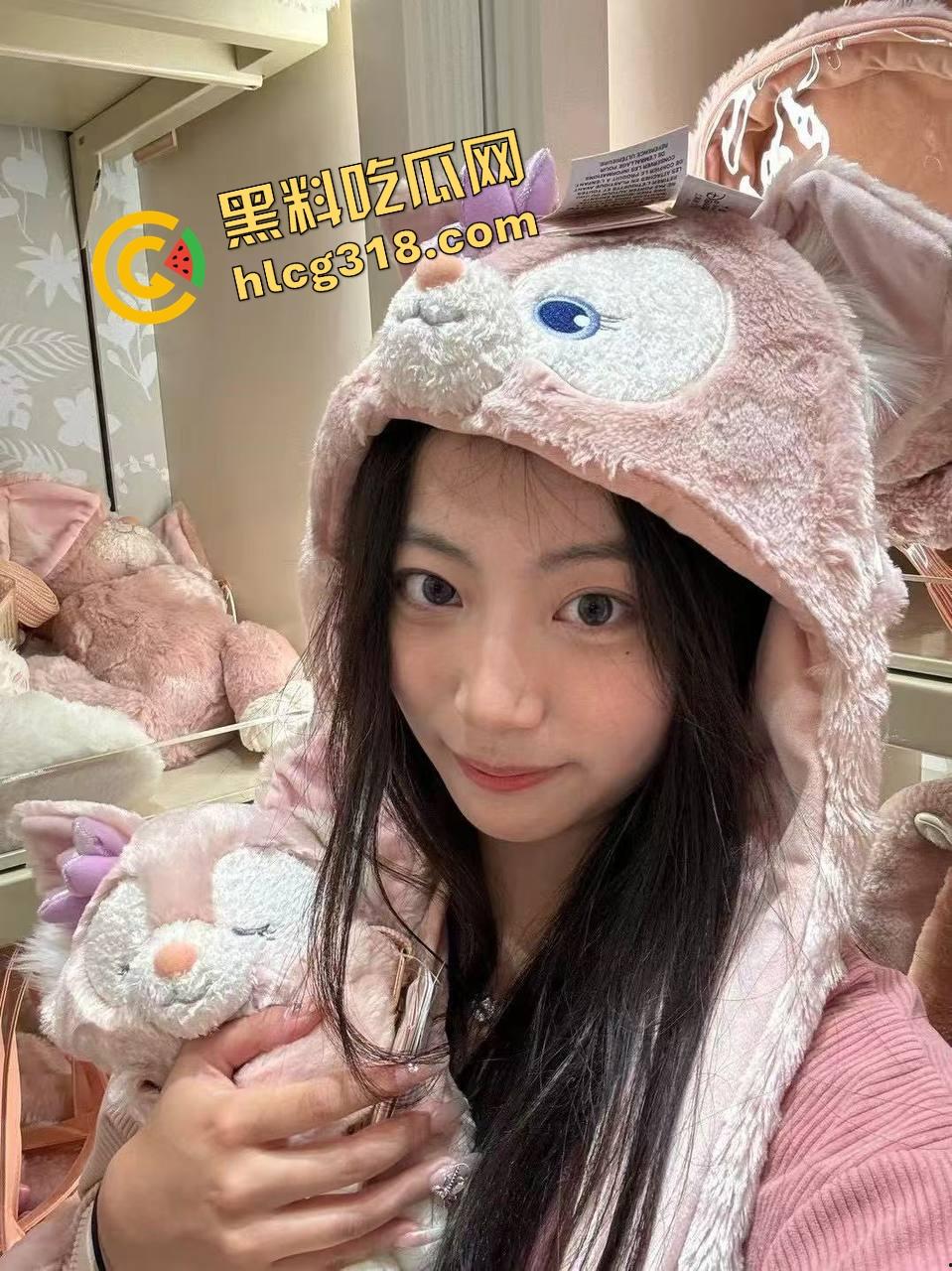 母女花共侍一夫，丈母娘淫水直流等内射，女儿帮舔收尾助兴，母女两舔着精液全家肉体合一！-4