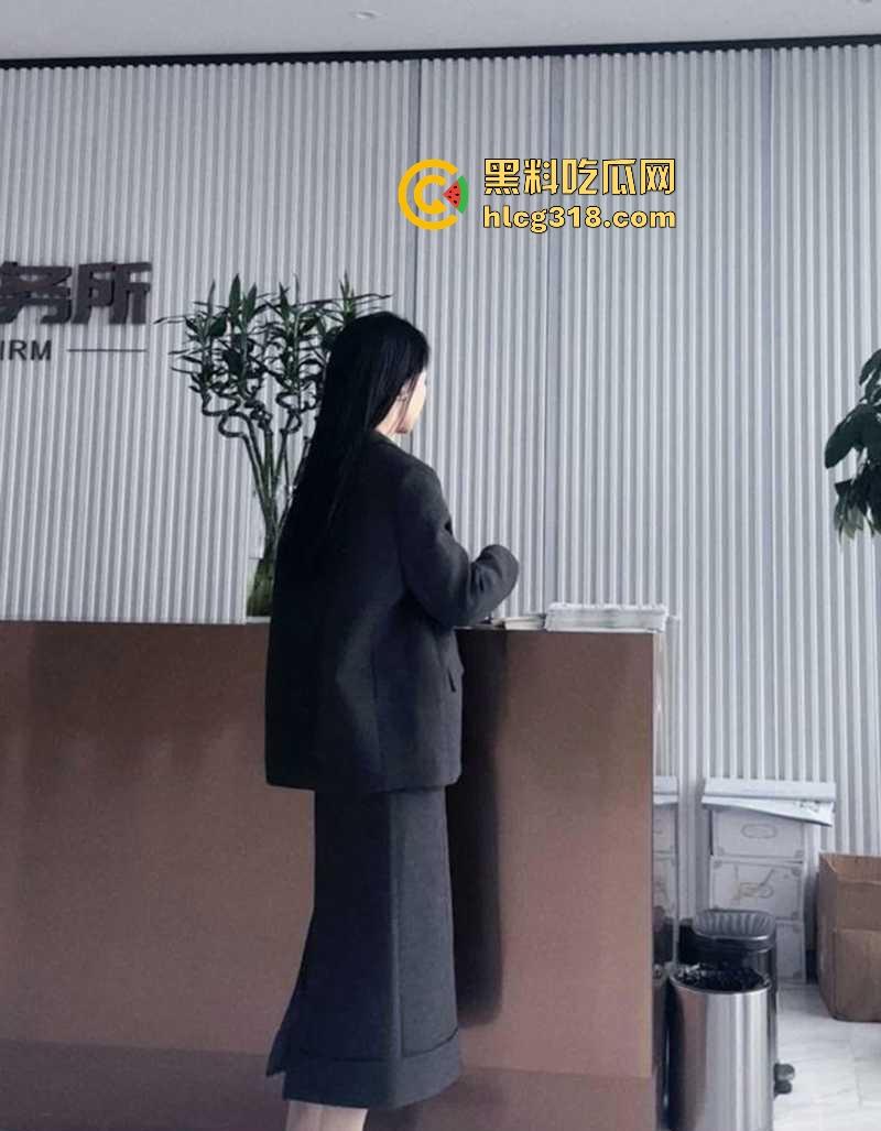 表面是职场精英律师，背后化身极品性感福利姬，黑丝全裸尺度炸天，脱律师服掰臀露穴，反差爆表！-7