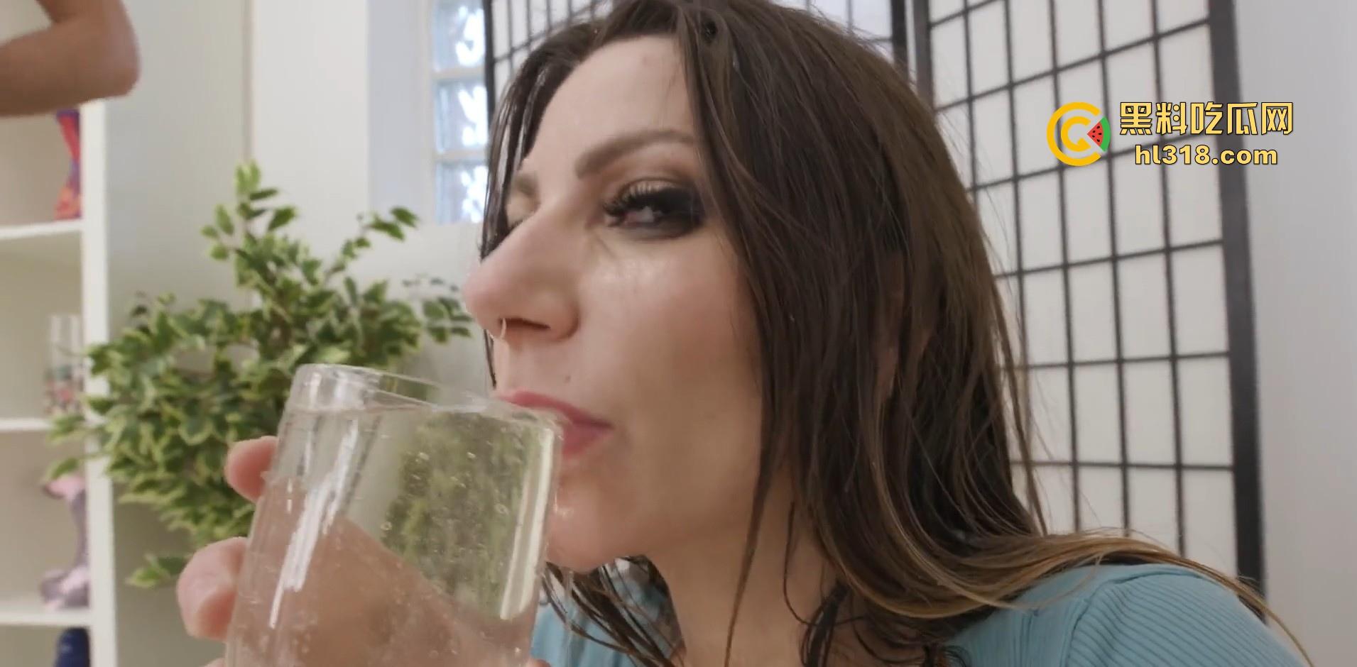 猎奇重口！欧美熟女上演喝尿挑战，四五个男优现场直尿，骚逼拿杯慢品，不知道的以为她在喝红酒呢！-3