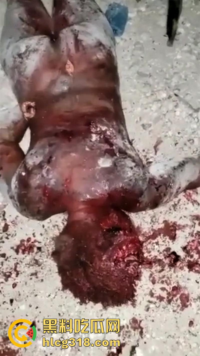 非洲大奶黑妹被砍断双手，棍棒砸扁头杀害后，被一群男子当场分尸割肉，还有人拿棍捅逼，真变态啊！-1