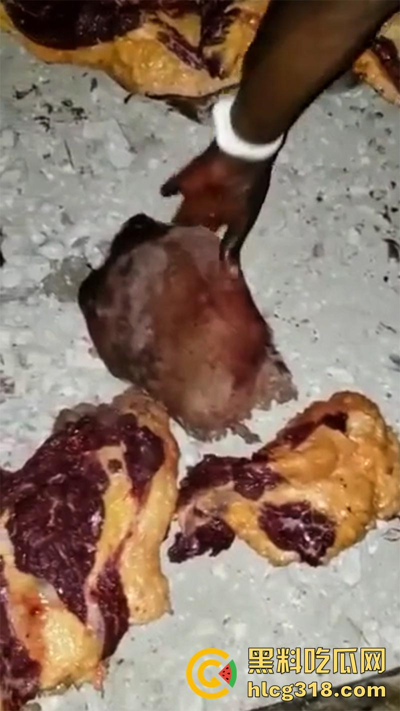 非洲大奶黑妹被砍断双手，棍棒砸扁头杀害后，被一群男子当场分尸割肉，还有人拿棍捅逼，真变态啊！-3