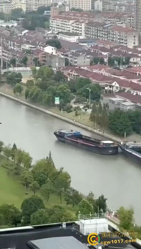 丹阳女司机油门当刹车，车子冲破栏杆栽进九曲河，幸好车窗围观女司机命大脱险，惊魂未定一出湿身戏！-2