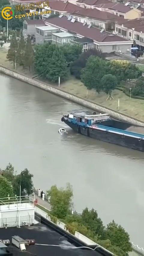 丹阳女司机油门当刹车，车子冲破栏杆栽进九曲河，幸好车窗围观女司机命大脱险，惊魂未定一出湿身戏！-5