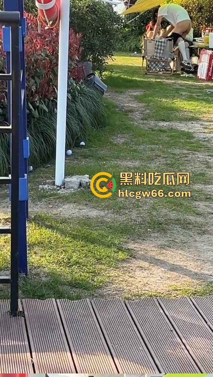 币圈KOL济州岛野外发情现场曝光，当众掏屌喂人吃，吓懵思密达游客，进酒店黑丝爆操不当人！-8