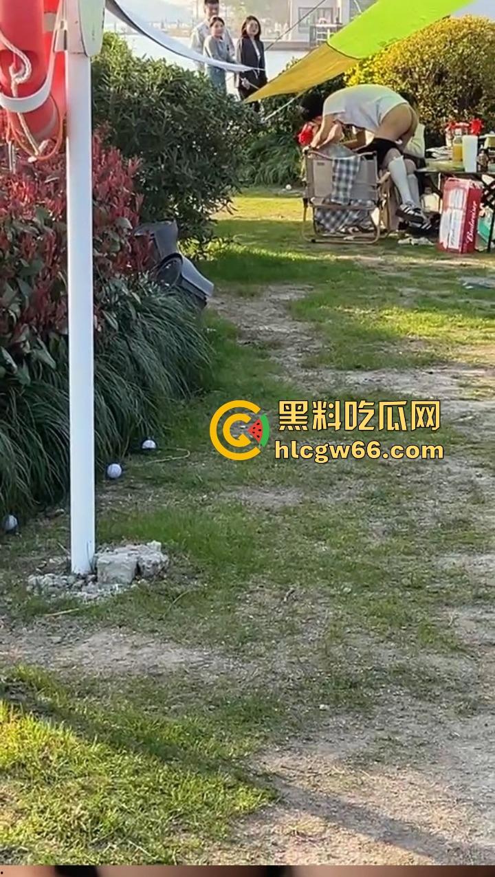 币圈KOL济州岛野外发情现场曝光，当众掏屌喂人吃，吓懵思密达游客，进酒店黑丝爆操不当人！-9