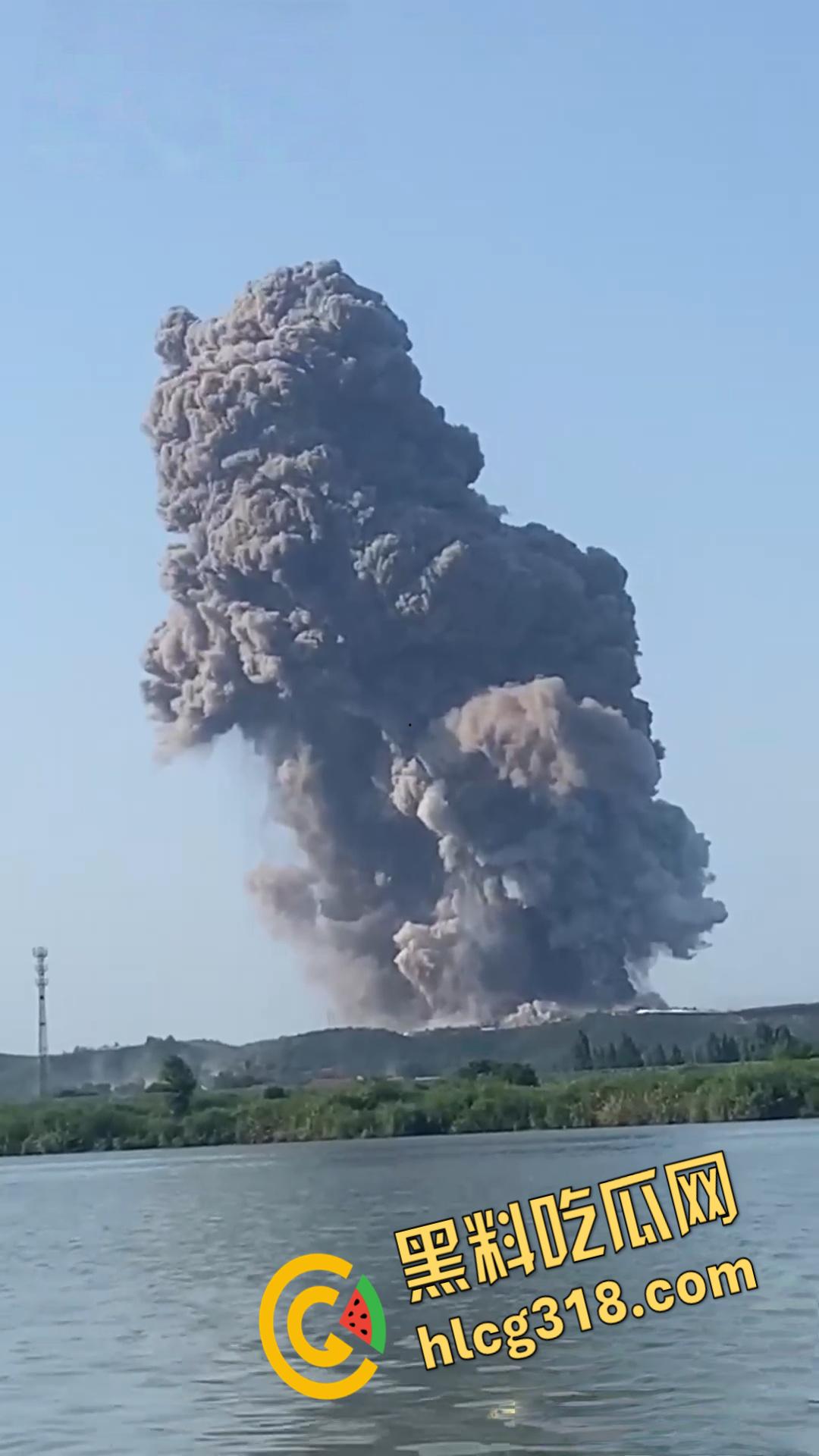 湖南常德临澧花炮厂发生爆炸，现场火光冲天蘑菇云升起，该厂曾因消防问题被罚，这回厂家可要破产咯 ！-1
