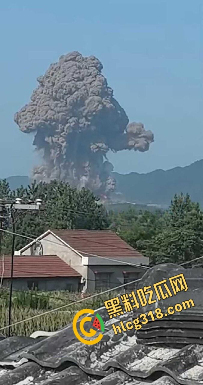 湖南常德临澧花炮厂发生爆炸，现场火光冲天蘑菇云升起，该厂曾因消防问题被罚，这回厂家可要破产咯 ！-3