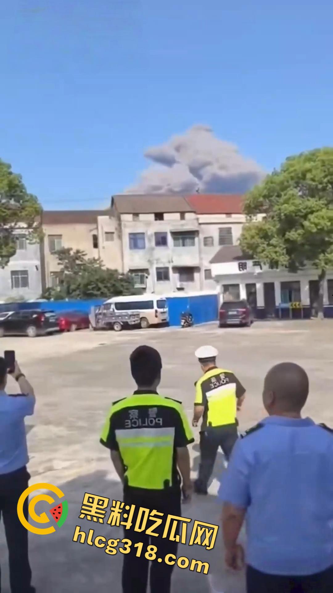 湖南常德临澧花炮厂发生爆炸，现场火光冲天蘑菇云升起，该厂曾因消防问题被罚，这回厂家可要破产咯 ！-6