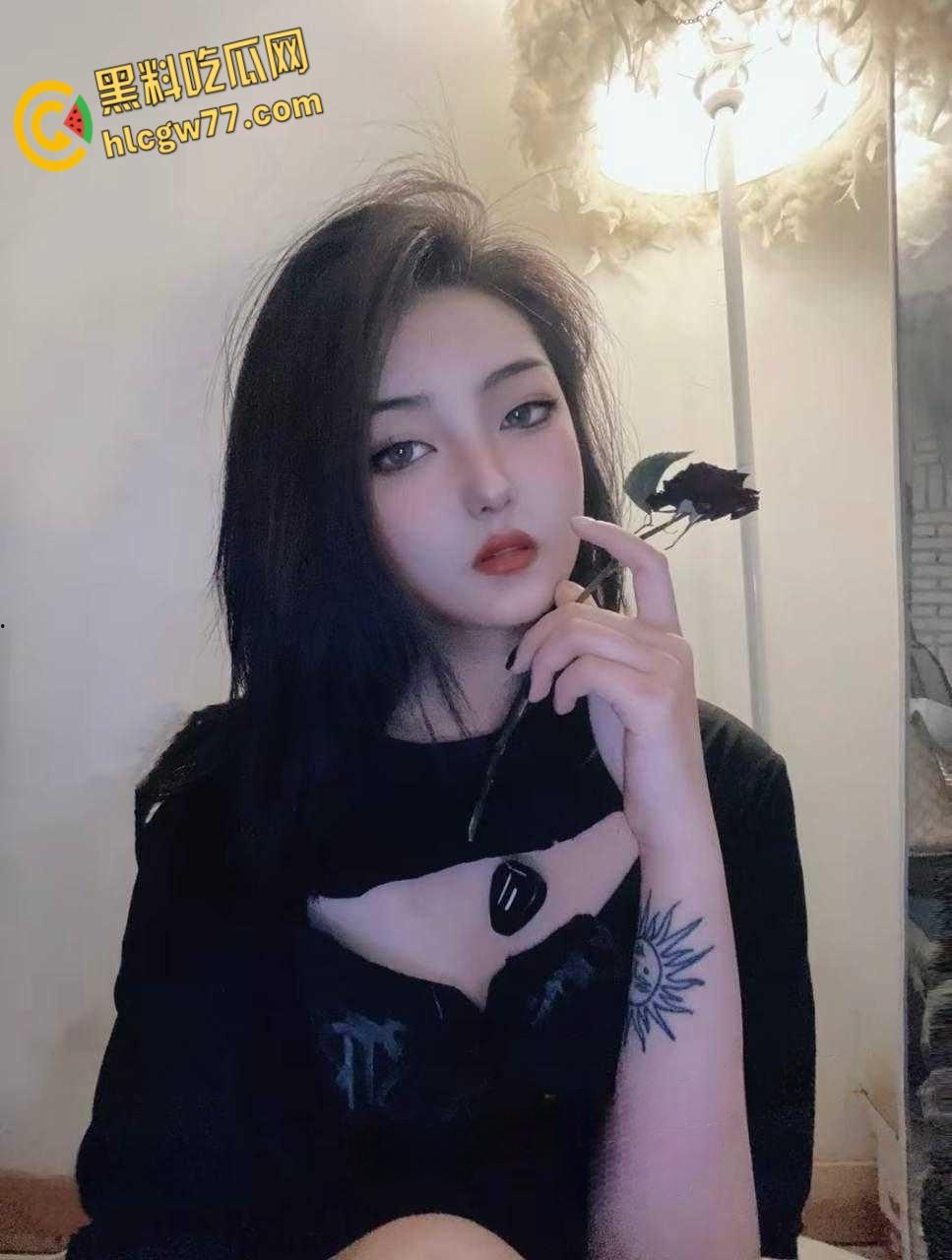 西安高冷模特 何雨薇 邀约摄影师线下私拍 没曾想摄影师耐不住诱惑两人开始激战！-4