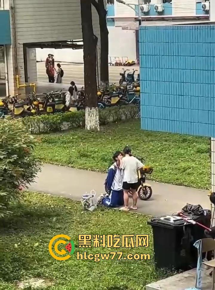 舔狗舔到最后一无所有 一高中女生宿舍楼下 一情侣吵架 男孩下跪认错遭女孩一顿连环巴掌 ！-3