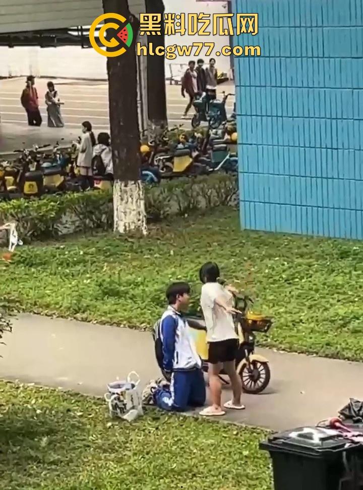 舔狗舔到最后一无所有 一高中女生宿舍楼下 一情侣吵架 男孩下跪认错遭女孩一顿连环巴掌 ！-9