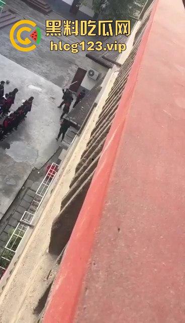 老师手太狠！学生惨遭暴力体罚，简直不是打人，是打出仇来了！-8