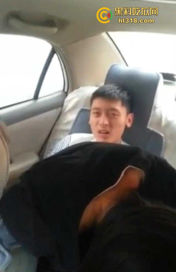 年轻小伙与女友后座骑乘，脱裤子就是干，前座好兄弟边开车边录，年轻人真会玩！-2