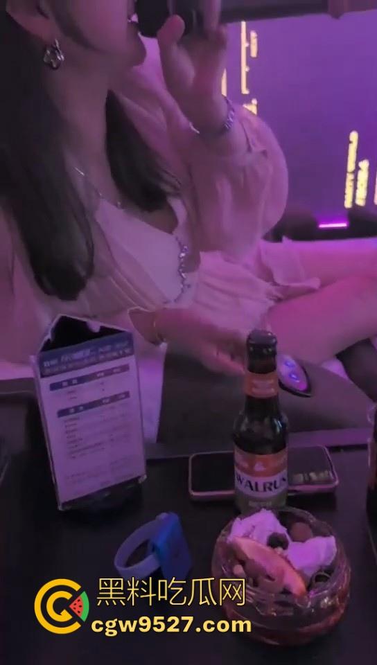 杭州富婆开心福利局，点年轻小奶狗按摩唱歌，加钱加钟带回酒店骑乘榨精，不懂就问应聘男技师有什么要求！-1