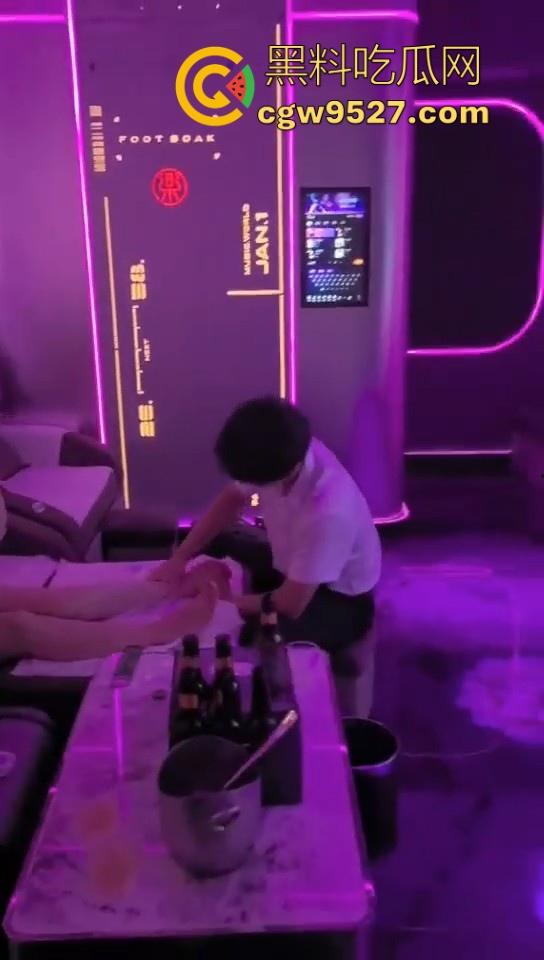 杭州富婆开心福利局，点年轻小奶狗按摩唱歌，加钱加钟带回酒店骑乘榨精，不懂就问应聘男技师有什么要求！-4