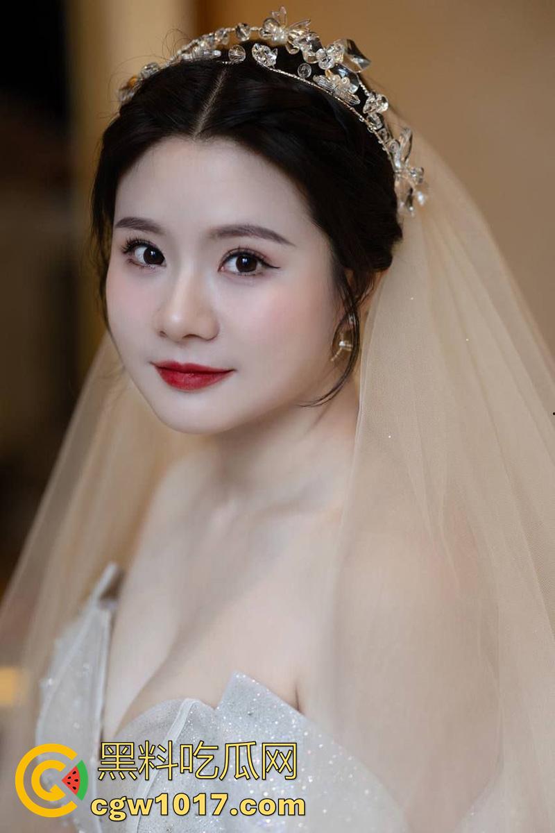 武汉中环地产中介【刘启意】，刚结婚的反差骚妇，肌肤白嫩漫画奶超诱人，背着老公偷情啪啪，被情夫报复性曝光！-1