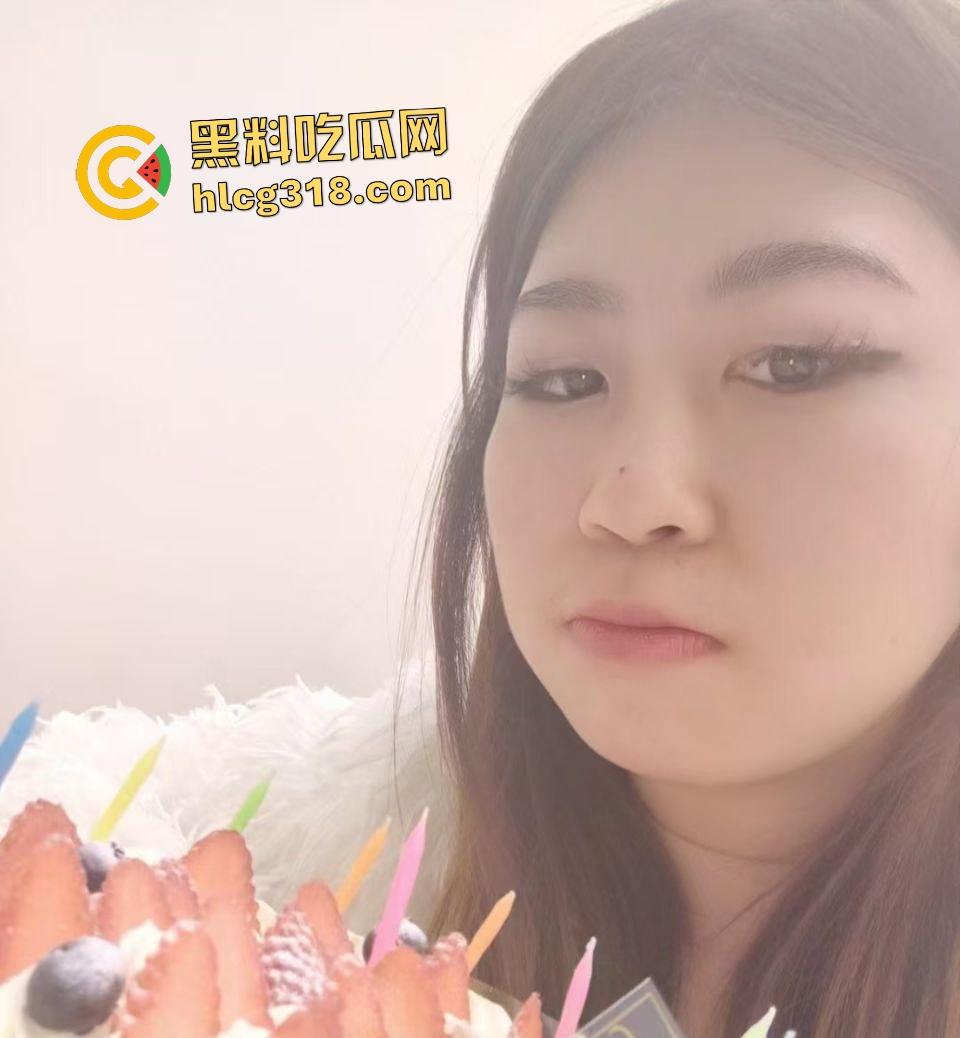 陕西曹小姐欠钱不还，债主直接让其视频裸贷偿还，一场八块钱太廉价！指甲这么长还自慰，逼不痛吗？-1