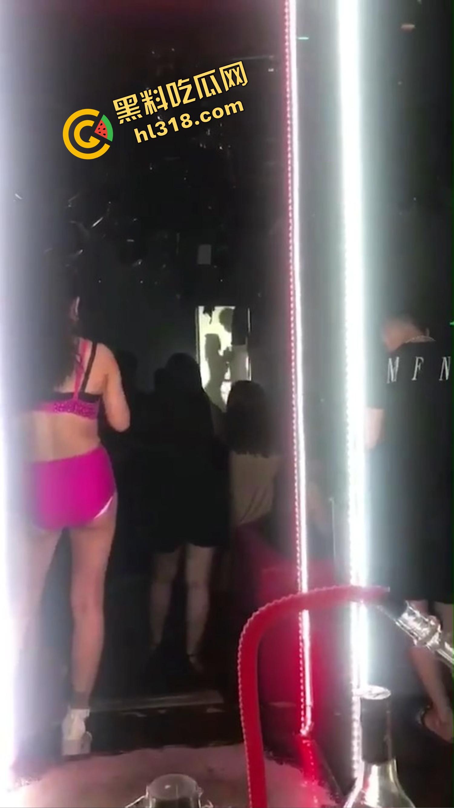 夜店擦边都不算啥了，现场做爱玩影子诱惑，全场看妹子被插到喷水，就是逼有点松鸡巴一插直接到底！-7