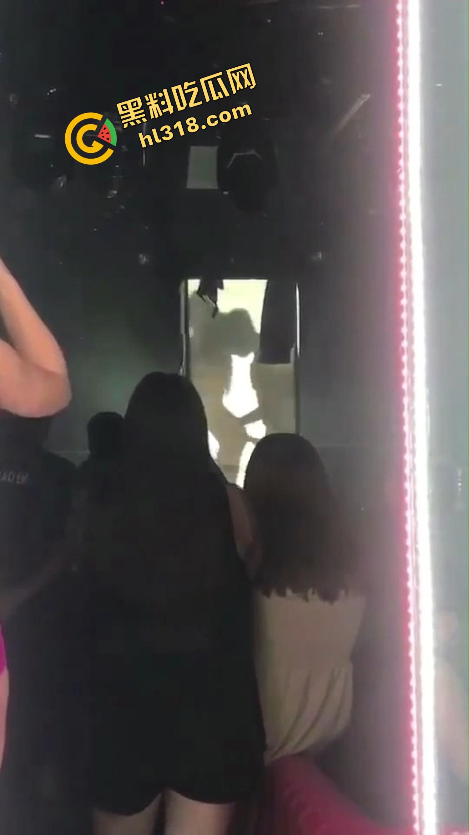 夜店擦边都不算啥了，现场做爱玩影子诱惑，全场看妹子被插到喷水，就是逼有点松鸡巴一插直接到底！-10