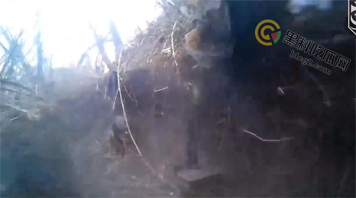 战壕中的生死较量：乌克兰士兵击杀两名俄罗斯士兵的震撼视频流出-5