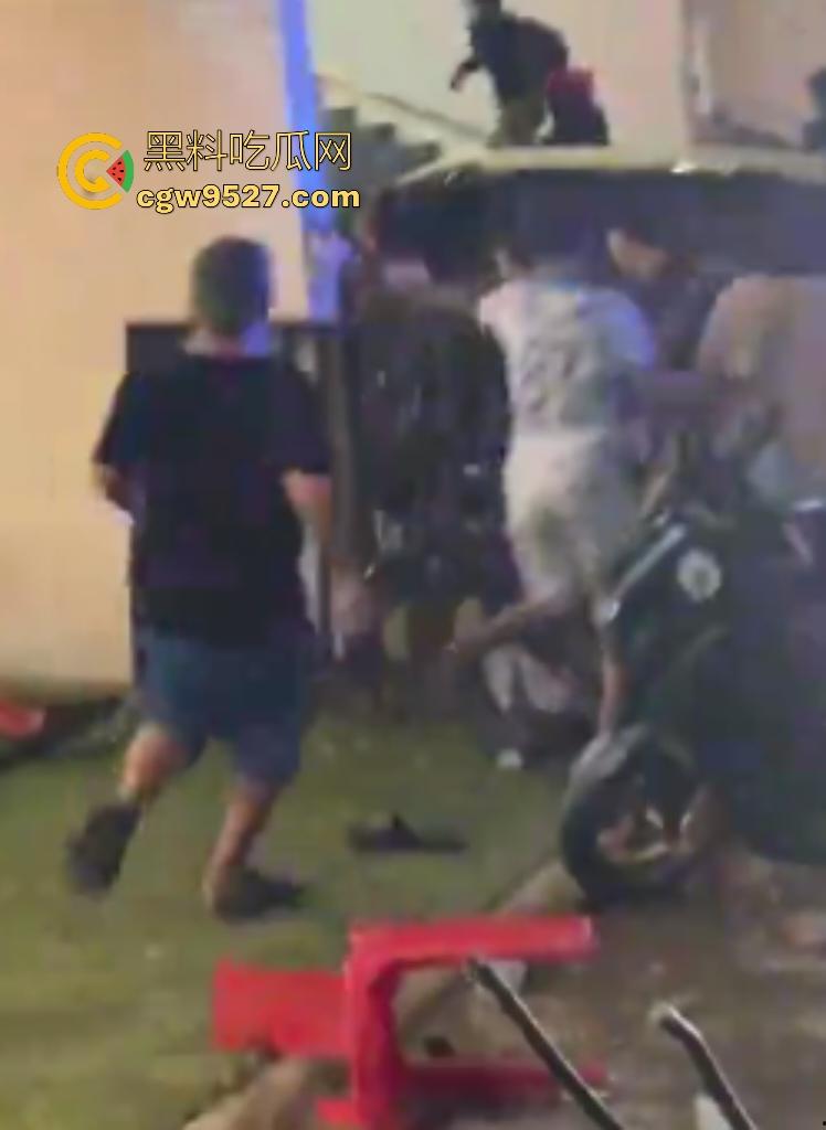 柬埔寨波贝火拼变闹剧！两拨废物互砸杂物，长棍对峙怂到爆，警察哨子吹破喉咙直到大部队到才镇场！-6