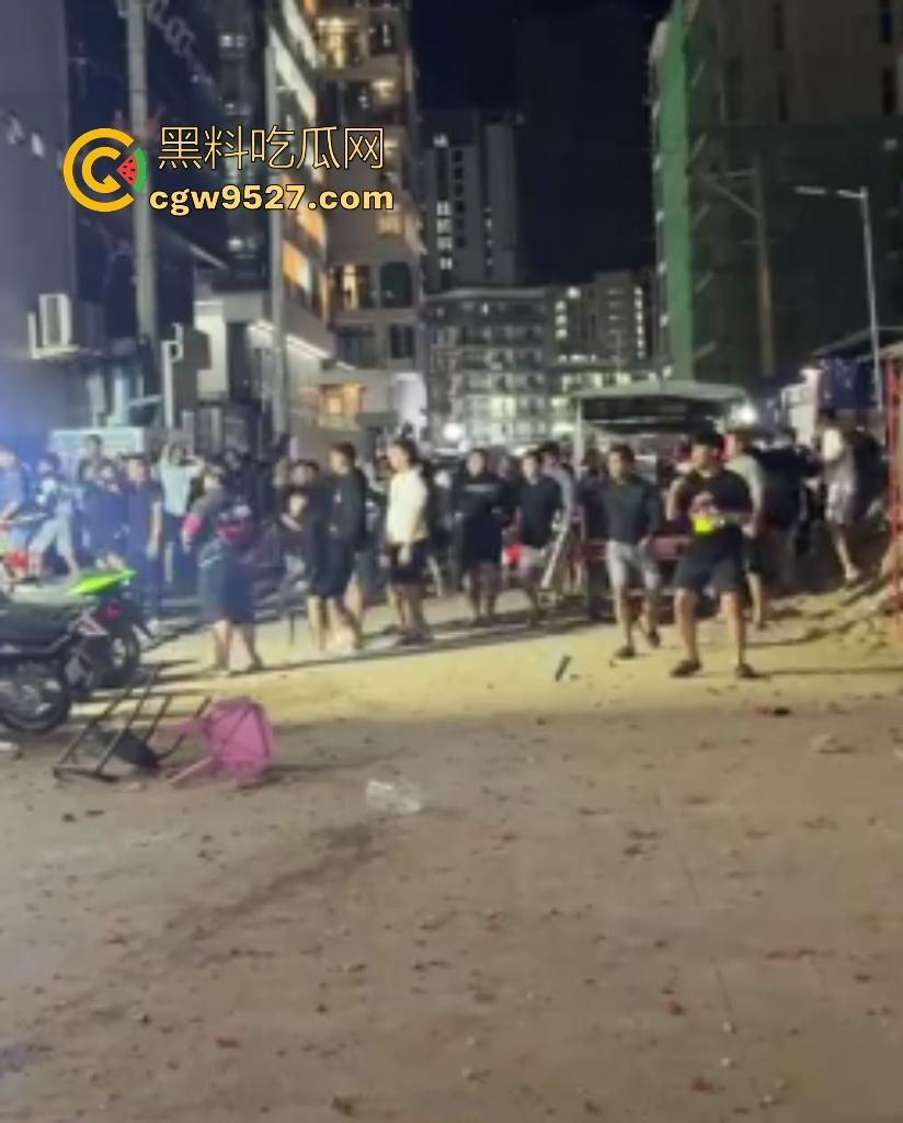 柬埔寨波贝火拼变闹剧！两拨废物互砸杂物，长棍对峙怂到爆，警察哨子吹破喉咙直到大部队到才镇场！-8