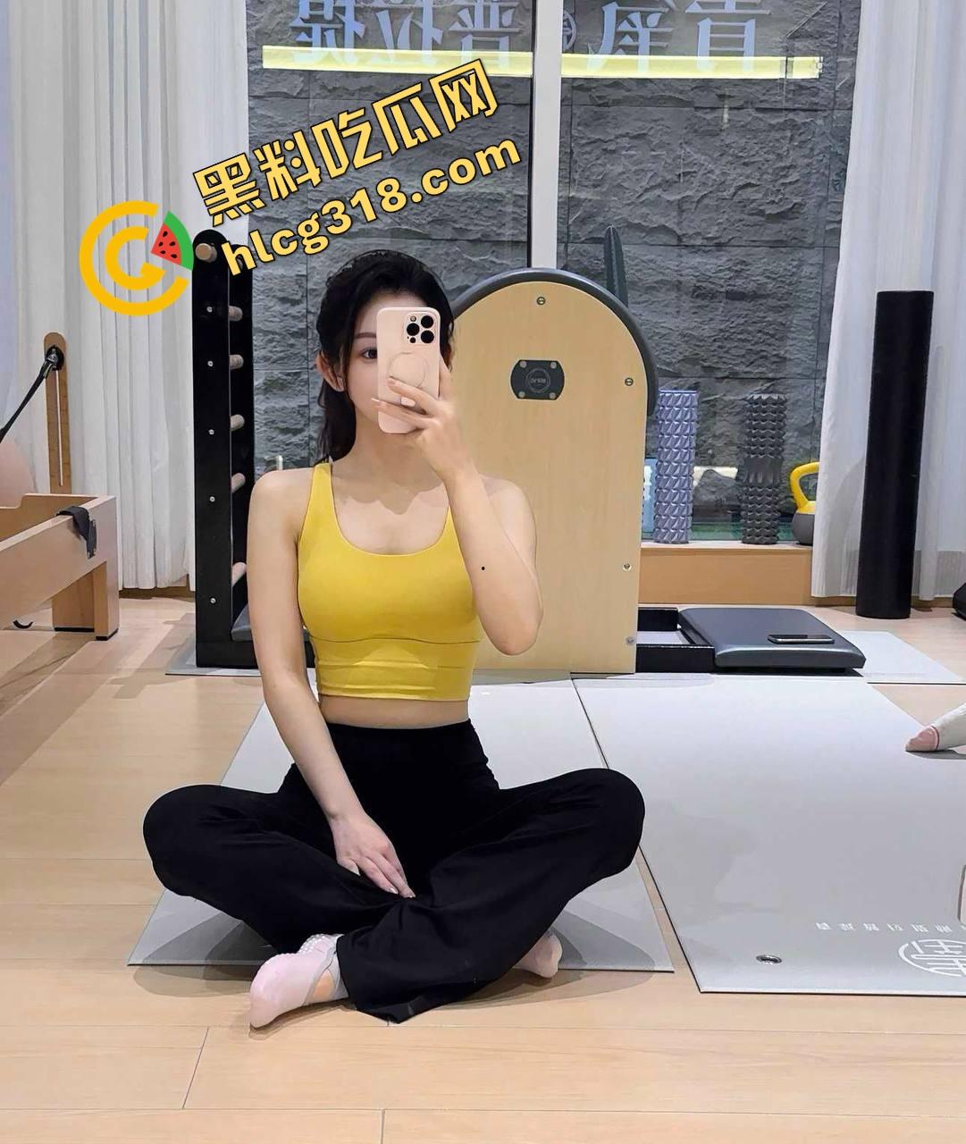 加州留学生『钱兮娜』被满身性病黑屌狂操到失魂，骚逼淫水喷泉炸裂，这么恶心鸡巴也舔得嗨，这很难评！-2