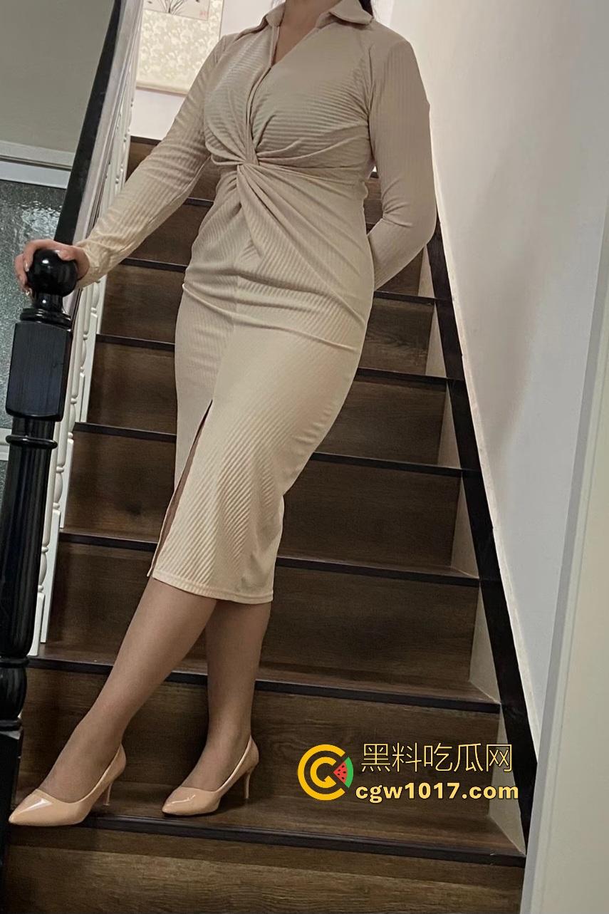 海角社区妈妈午休被儿子玩弄，后爹电话打来时，逼还夹着鸡巴，还用精液帮老妈洗逼毛，真是好儿子！-1