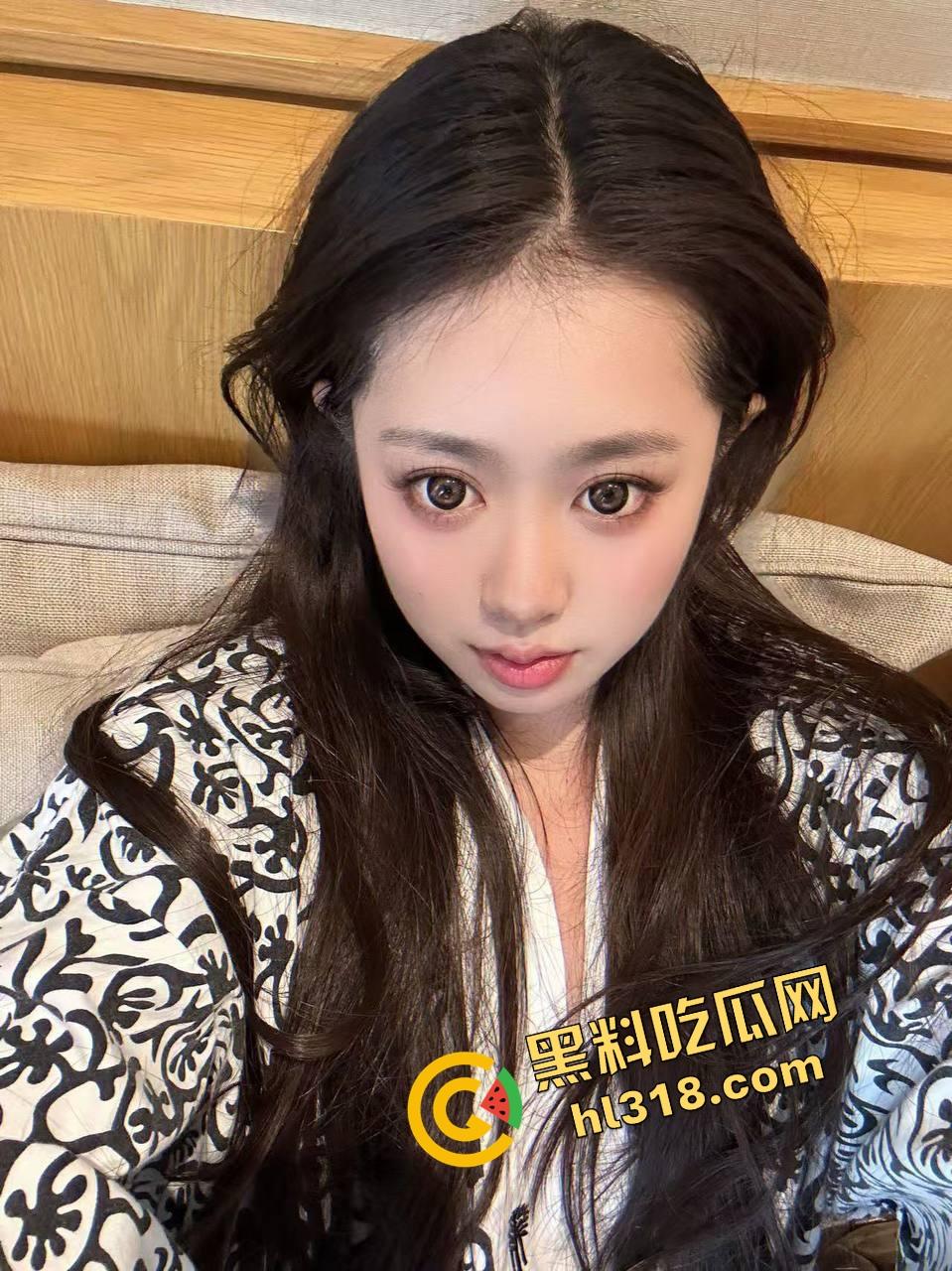 清纯母狗在私人影院被玩坏，无套传教士压住小屁股狂操，娇羞捂脸装不下去，后入大屌直接干到嗓子眼求饶！-5