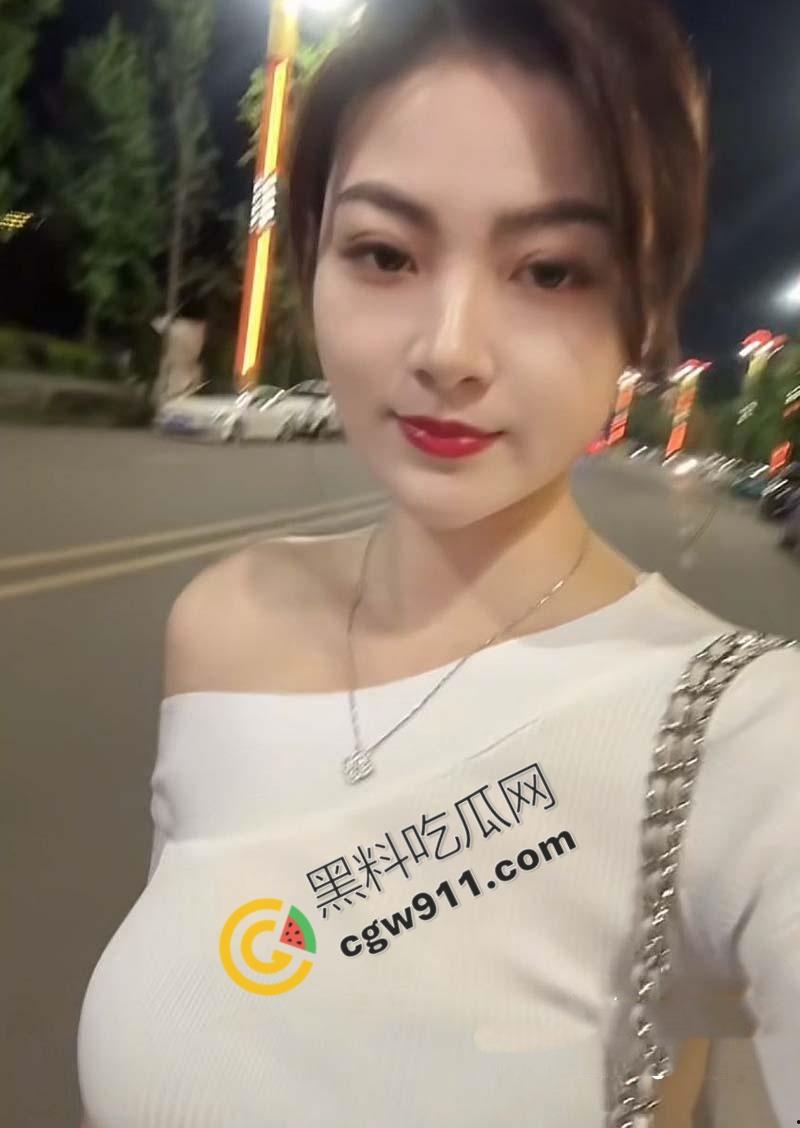 广州小少妇【李美君】遭绿帽癖老公背叛，被迫沦为兄弟们的玩物，骚穴淫水狂喷，堪比AV大片-1