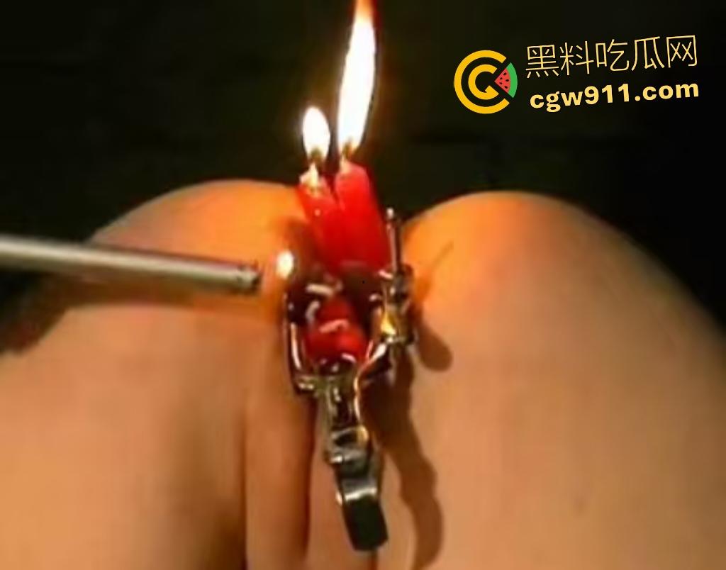 欧美女子猎奇玩法！双洞扩张开阴，点燃蜡烛滴阴道，火辣痛爽交织，火烧得越大，逼越爽！-1