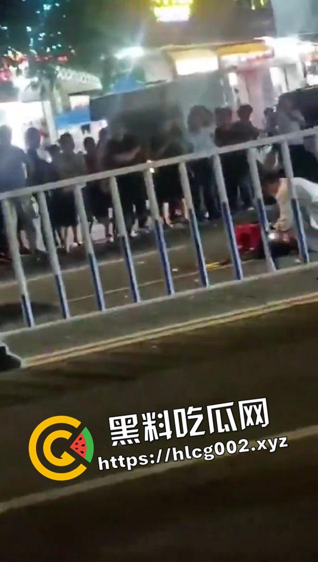 广东揭阳普宁精神小伙砍人现场！两人当场盖布吃席 现场画面曝光-4