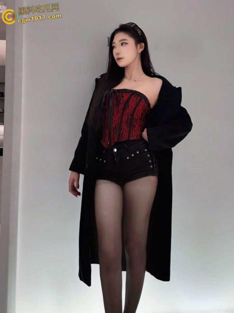 上海骚母狗【李锦怡】被男友疯狂爆操，大奶乳交娴熟口活一流，无套后入抽插，屁股被打得通红！-1