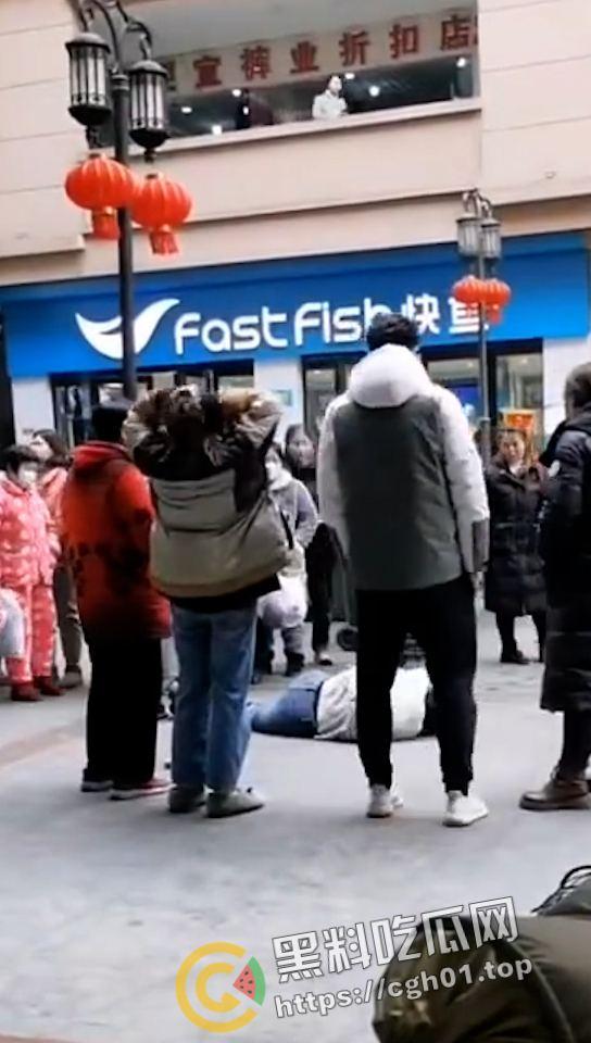 一家三口齐上阵 儿女帮妈打小三 这下全都要进局子了  吃瓜现场直达-3