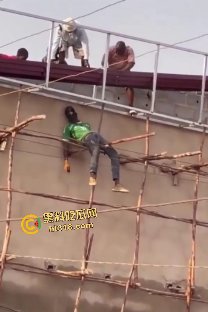 伊拉克楼顶救人变惨剧！几人逞英雄妄图逆天救命，却遭高压电线电击，直接当场坠落，被救的人还在半空！-8