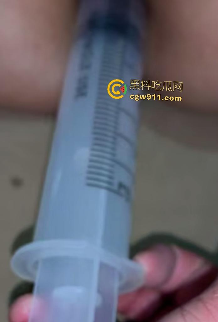 女子被变态老公戴头套连接菊花！阴道震动棒猛插喷汁，菊花连头套淫臭弥漫！-1