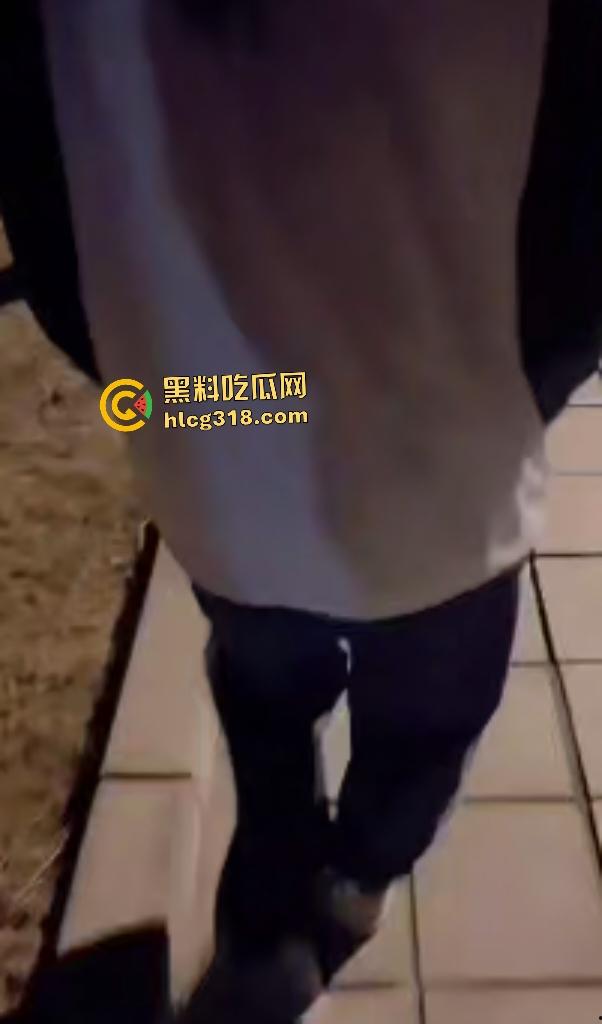 海角大神迷恋晓彤表妹，厕所脱校服强操内射白虎，后入式单手控球谁知却是D罩杯！-1