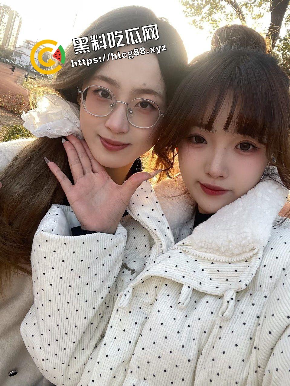 杭州顶级骚母狗淫妻贱逼女,喊上3位骚鸡闺蜜与老公5P做爱,1v4大战轮流上阵操逼!-1