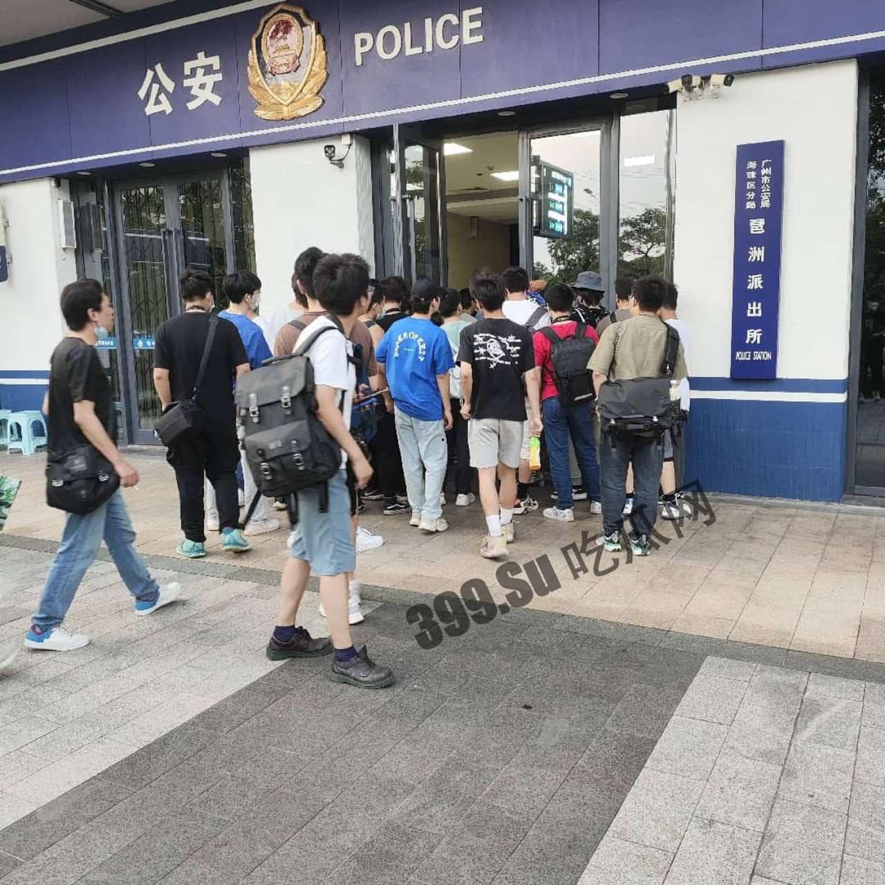 #吃瓜 #广州 #萤火虫动 漫展 外场，曾经在 #推特 上 援交 的coser由于举报被 警察 从现场直接带走，此举引发部分不满的宅男冲击了当地派出所要求放人-7