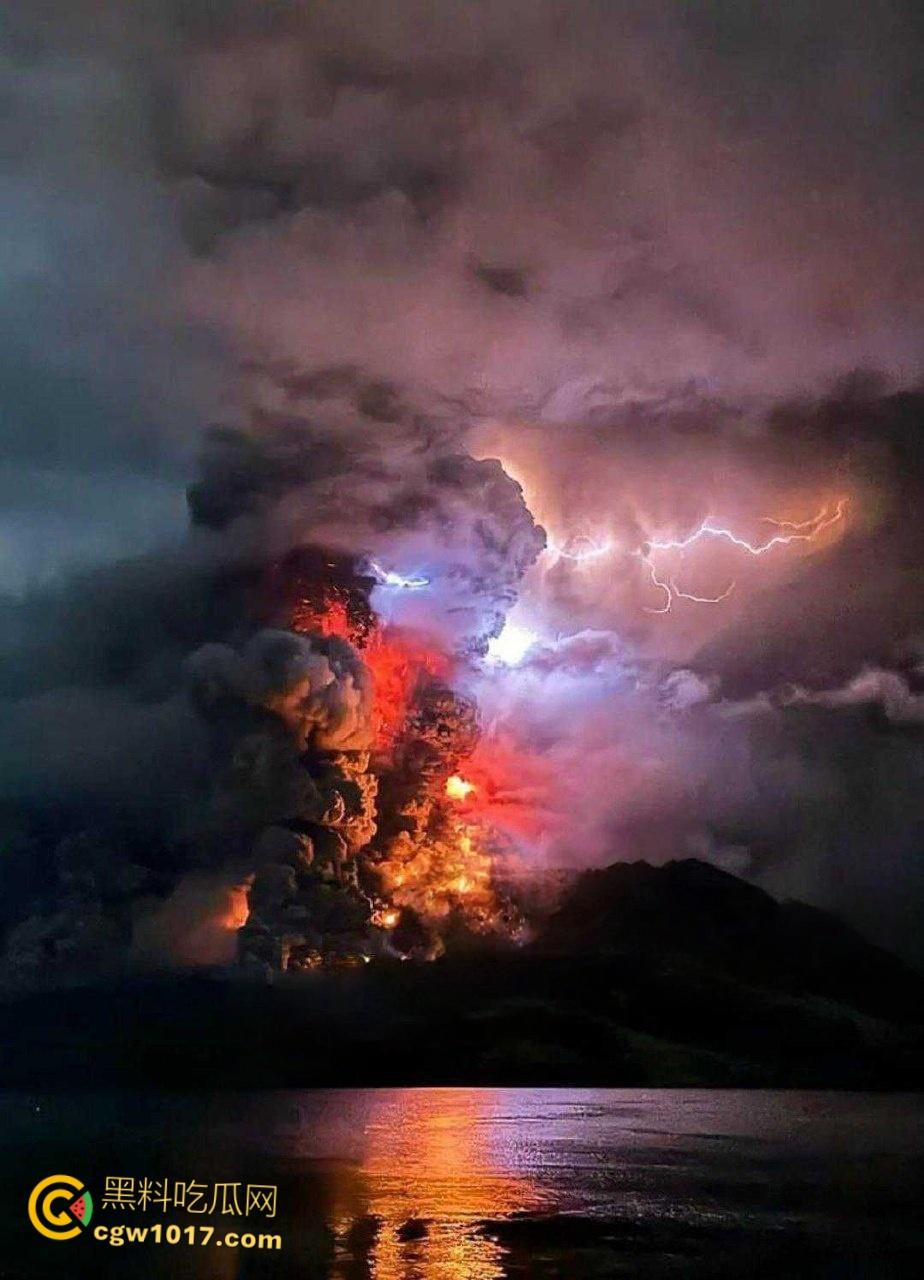 印度北苏拉威西省拉翁火山爆发，天空乌云密布电闪雷鸣，岩浆喷涌浓烟滚滚，警戒级别升至最高 !-3