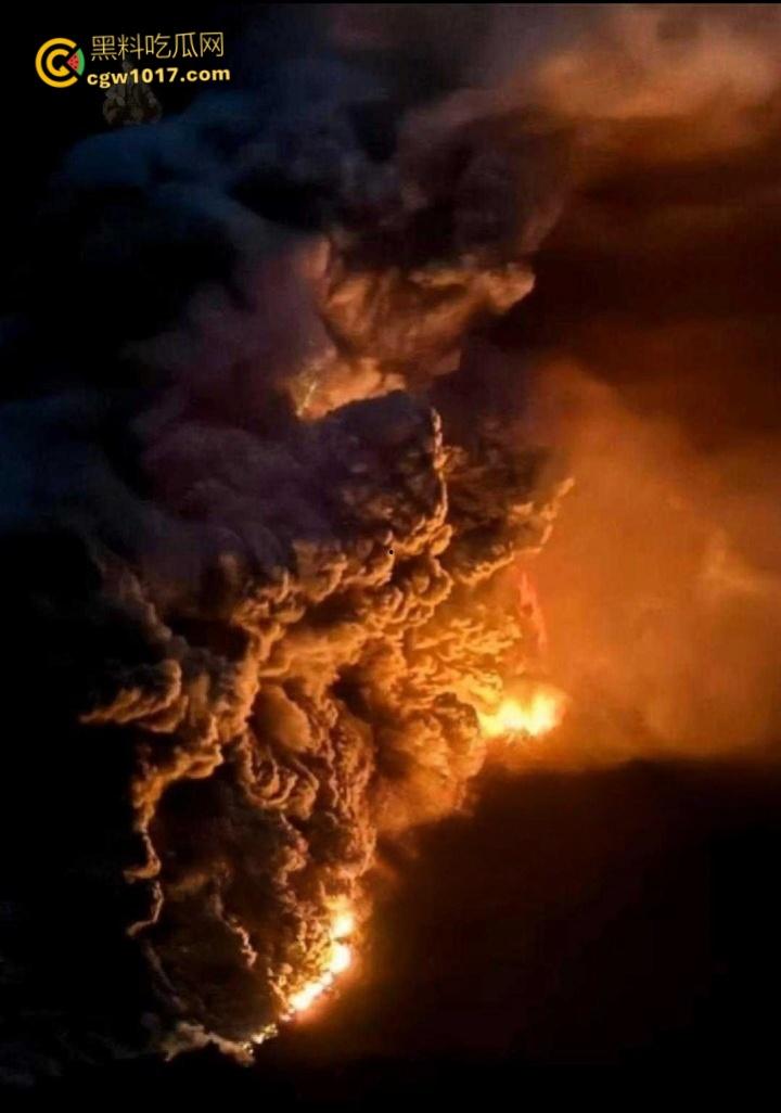 印度北苏拉威西省拉翁火山爆发，天空乌云密布电闪雷鸣，岩浆喷涌浓烟滚滚，警戒级别升至最高 !-5