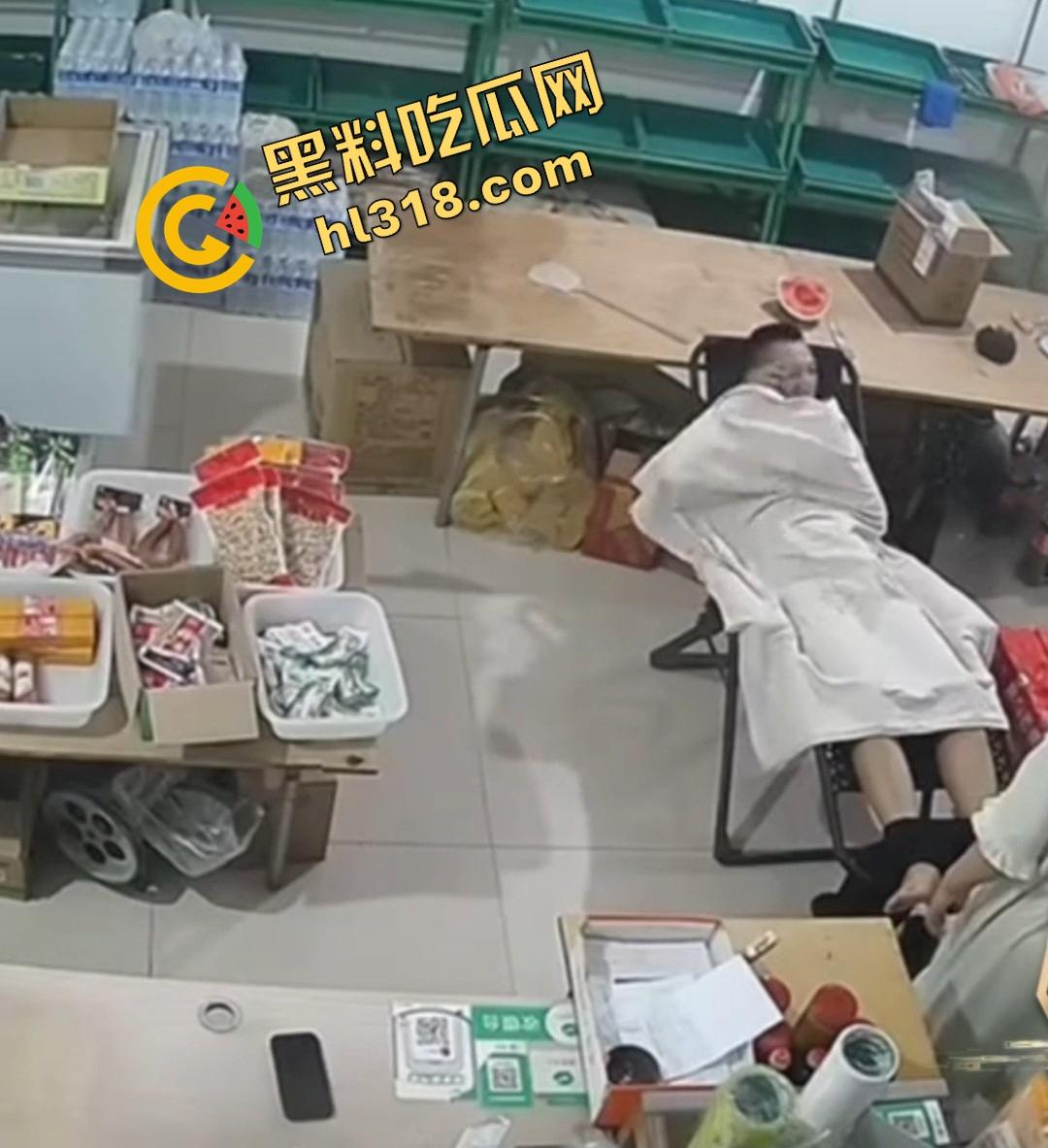 大白天门店打飞机被顾客撞见，店主骚到开着门撸管，顾客进门直接吓懵，这饥渴劲头是真服了！-5