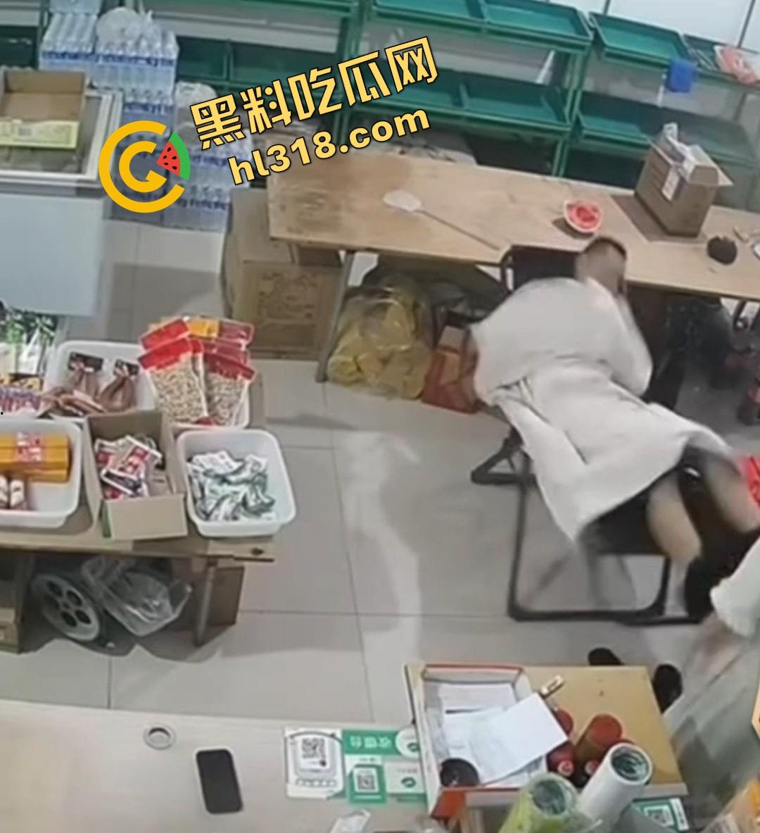 大白天门店打飞机被顾客撞见，店主骚到开着门撸管，顾客进门直接吓懵，这饥渴劲头是真服了！-6