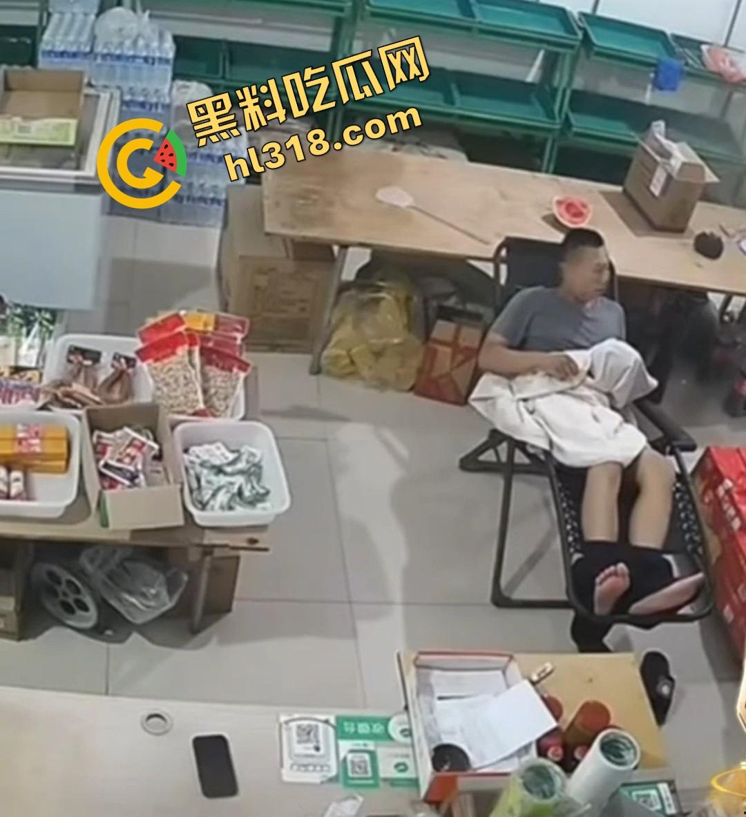 大白天门店打飞机被顾客撞见，店主骚到开着门撸管，顾客进门直接吓懵，这饥渴劲头是真服了！-9