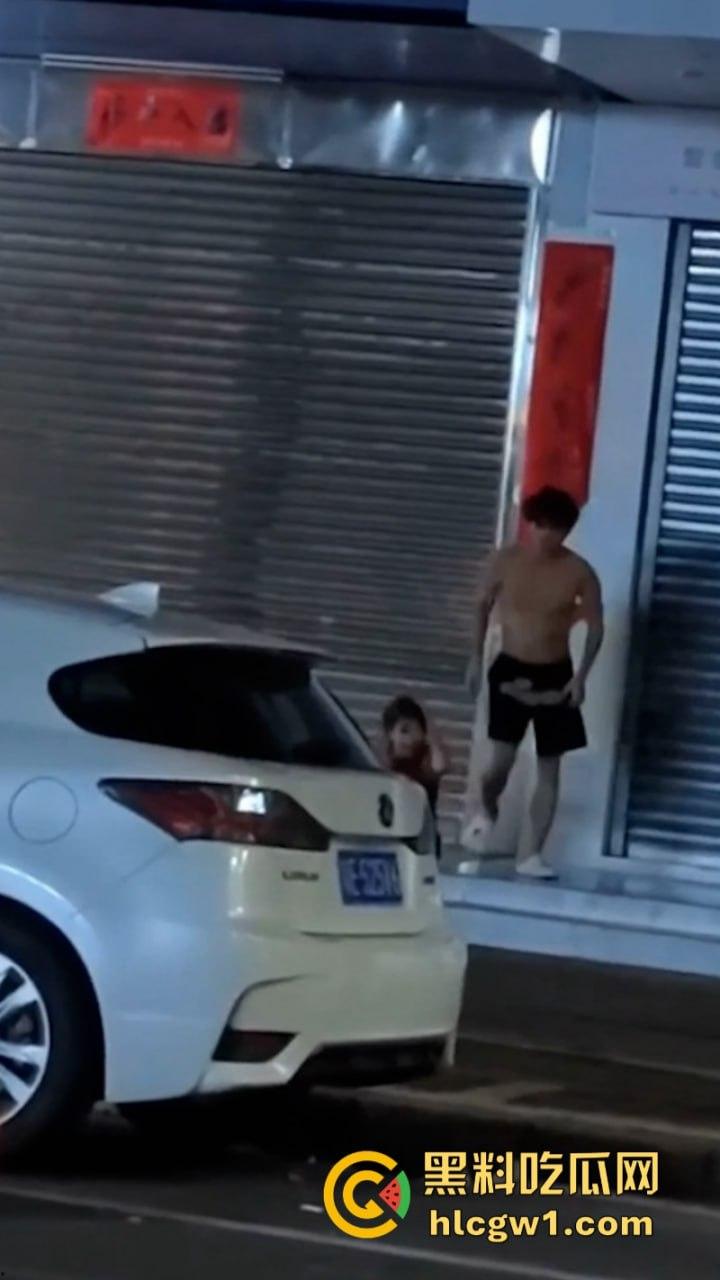 广州清远红衣少女当街强吻赤裸男 倒贴都不要 这货是有多脏？-2