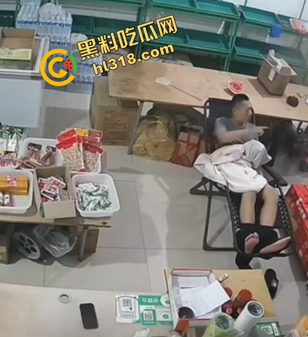 大白天门店打飞机被顾客撞见，店主骚到开着门撸管，顾客进门直接吓懵，这饥渴劲头是真服了！-10